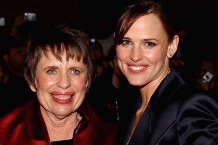 Jennifer Garner with her mother in a November 2017 pic