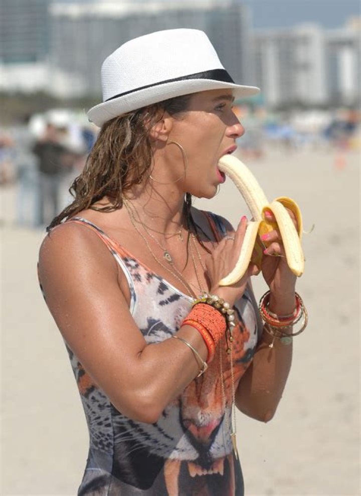 Jennifer Nicole Lee in swimsuit on Miami Beach in January 2014.