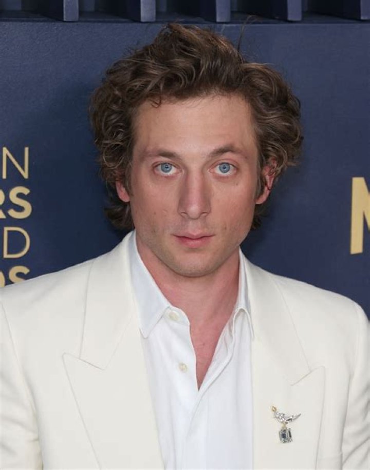 Jeremy Allen White in a mirror selfie in April 2017