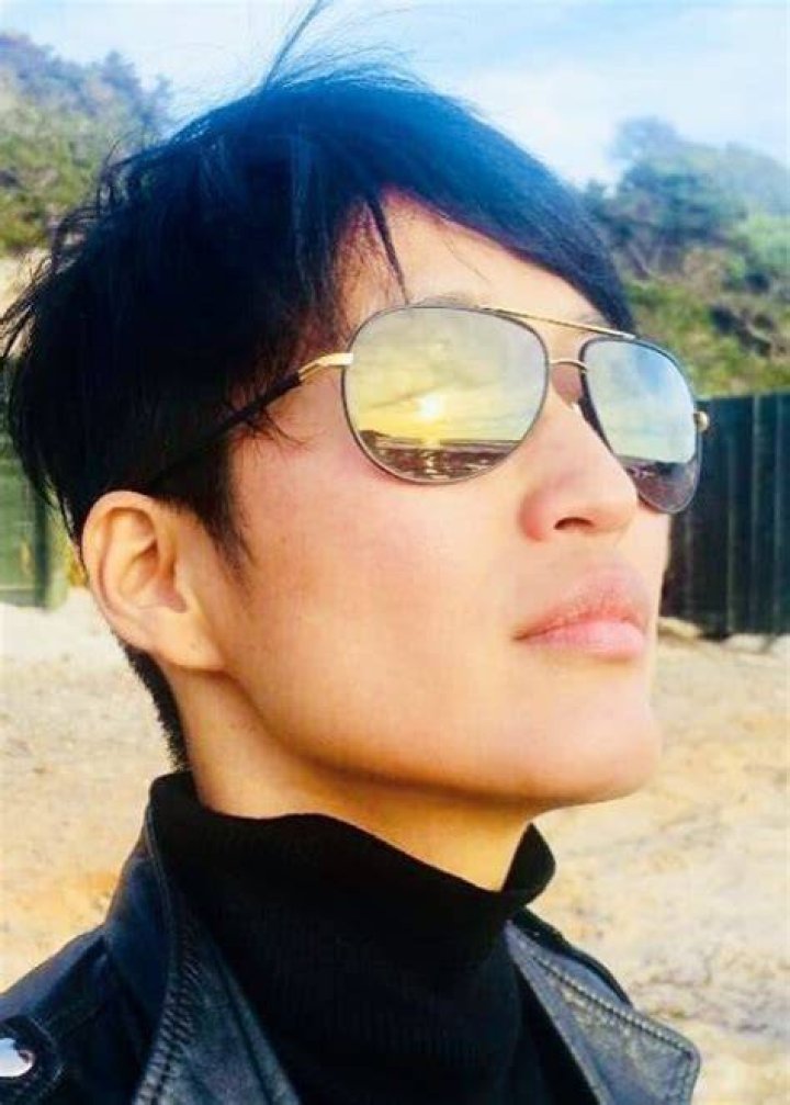 Jihae in a selfie while reading by the beach in July 2018