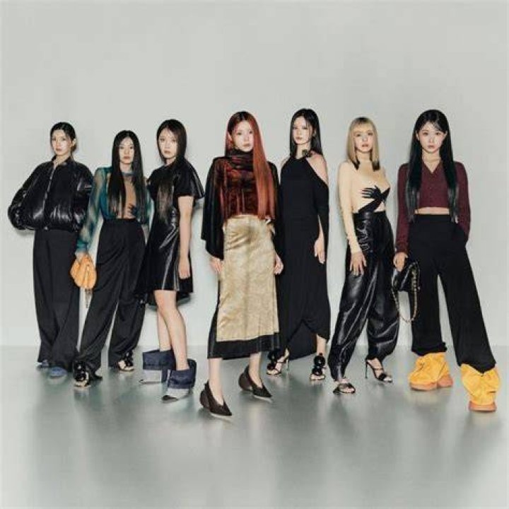 Jinni as seen posing for a picture with her former bandmates in 2022
