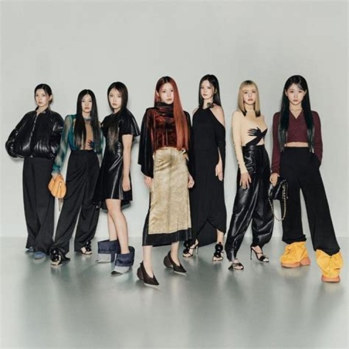 Jinni as seen with other members of NMIXX in 2022