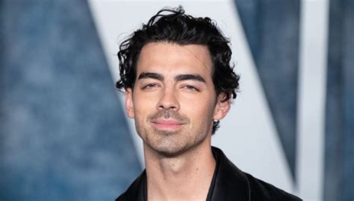 Joe Jonas shredded look