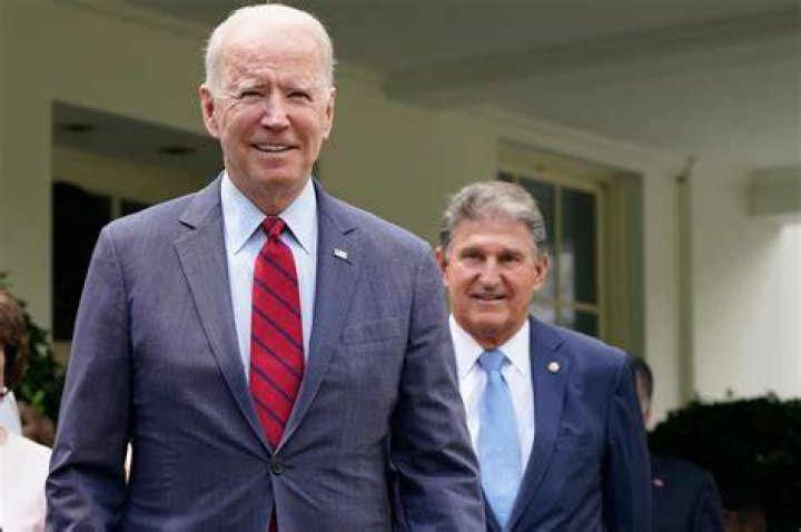 Joe Manchin (Left) and President George W. Bush in 2006