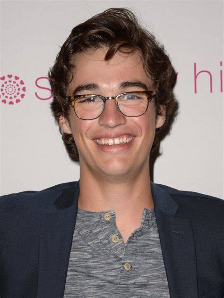 Joey Bragg in a selfie with his cat in June 2018
