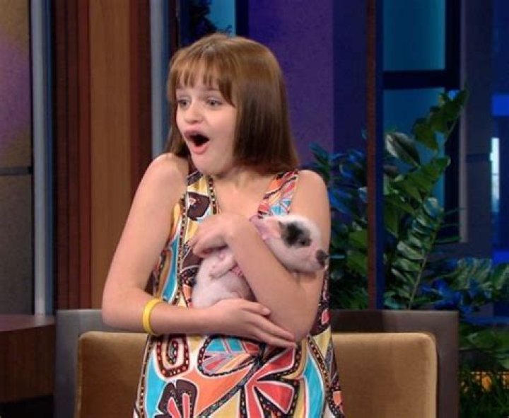 Joey King holding a Louis Vuitton bag in her hand in March 2023
