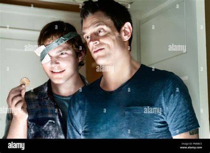 Johnny Knoxville (left) and Seann William Scott seen at the premiere of Dukes of Hazzard in 2005