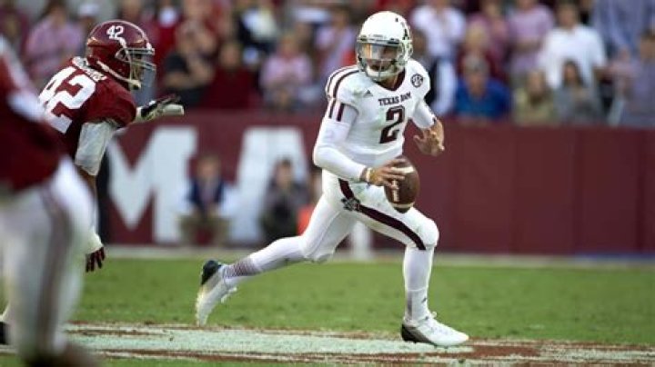 Johnny Manziel in action with the ball during a match between Cleveland Browns and Kansas City Chiefs on December 27, 2015
