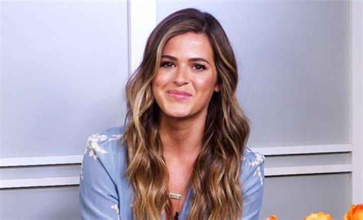 JoJo Fletcher posing for Us Weekly