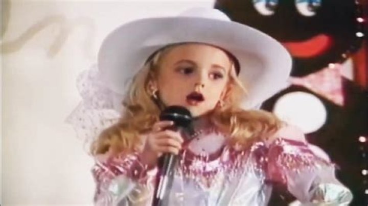 JonBen&eacute;t Ramsey singing 'God Bless America'