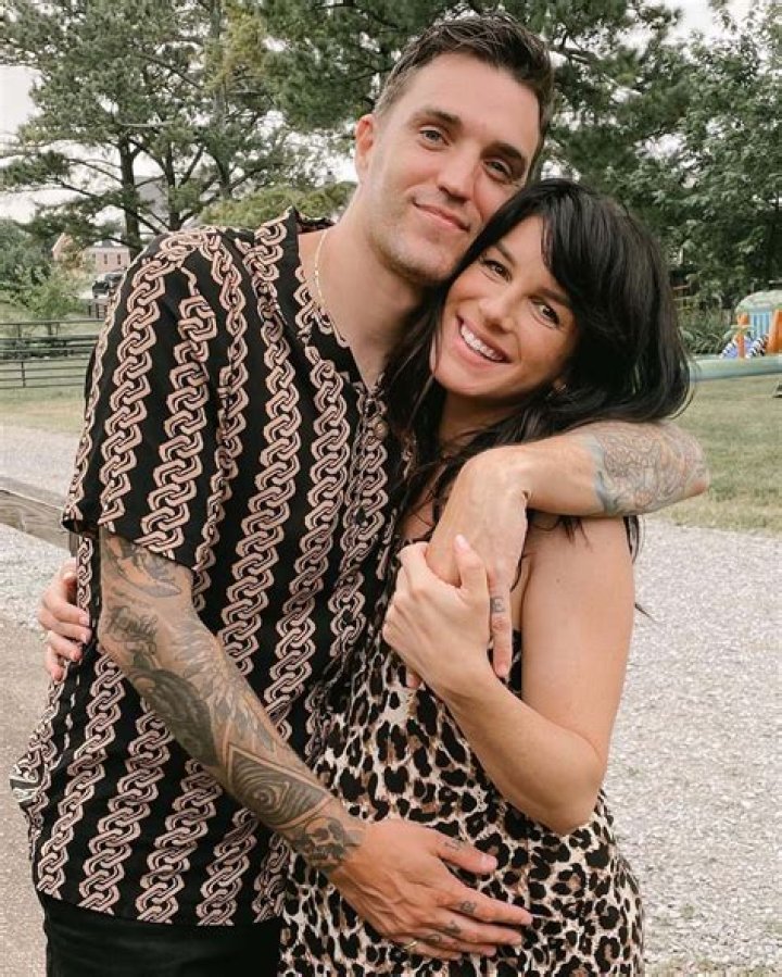 Josh Beech and Shenae Grimes in a selfie in December 2017