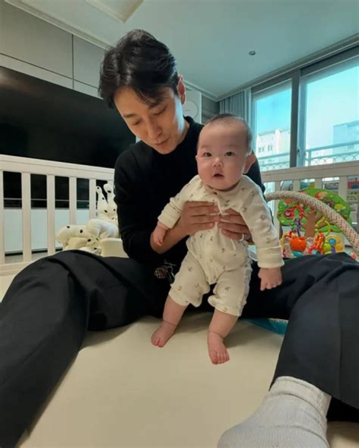 Ju Ji-hoon and Jang Yoon-ju in a picture that was taken in May 2019