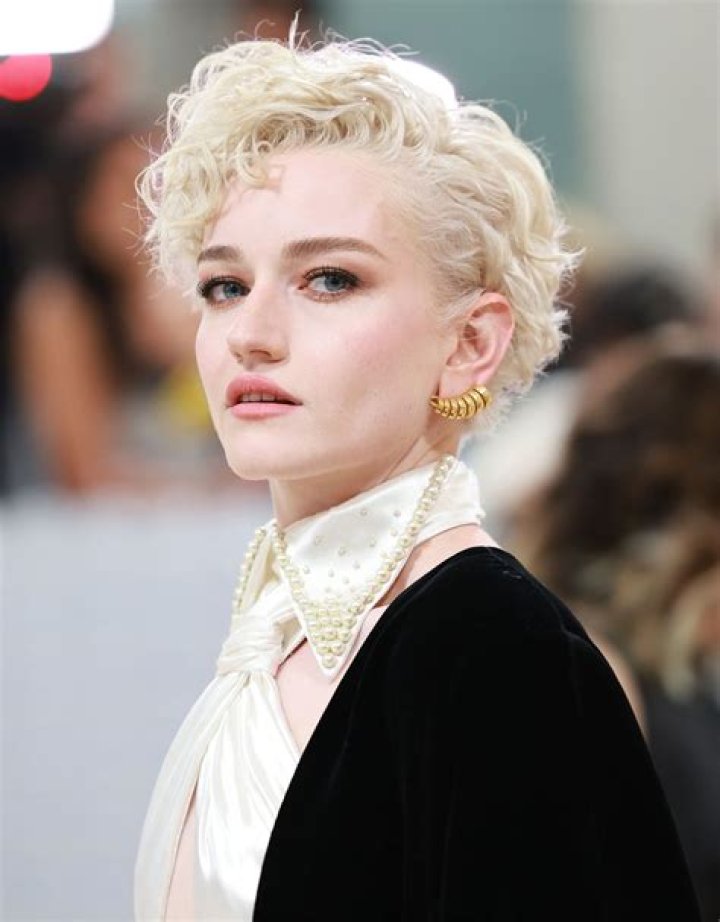 Julia Garner in a mirror selfie in October 2018
