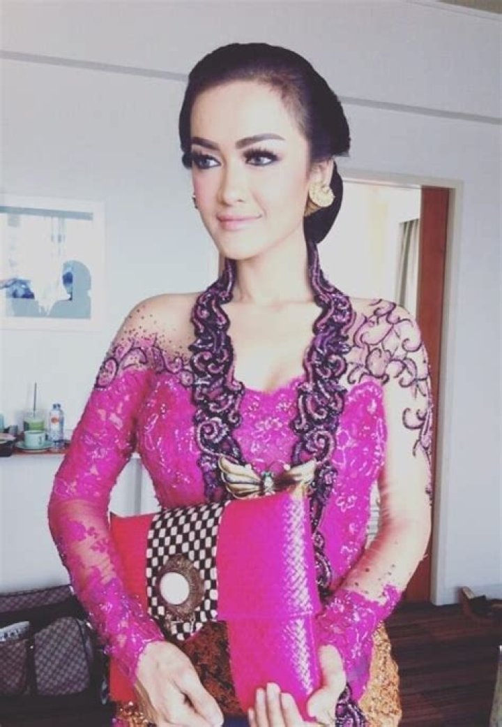 Julia Perez looking glamorous in a picture