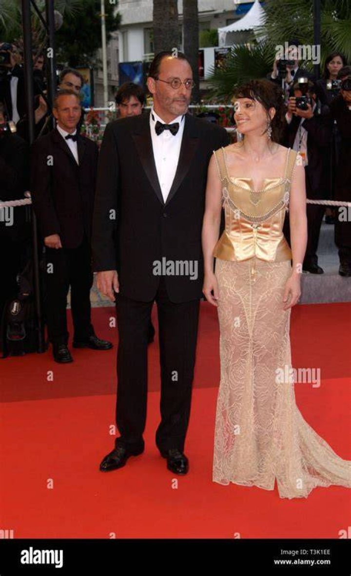 Juliette Binoche and Jean Reno posing on the Cannes red carpet in 2002