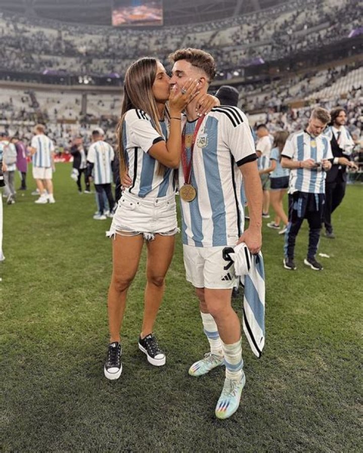 Juli&aacute;n &Aacute;lvarez and Mar&iacute;a Emilia Ferrero, as seen in November 2022
