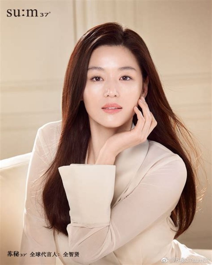 Jun Ji-hyun and Kim Soo-hyun as seen in May 2014