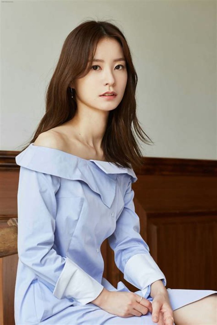 Jung Yu-mi (Left) as seen while posing for a picture in May 2018