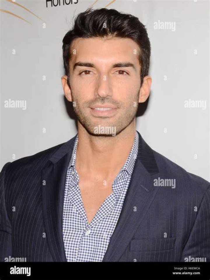 Justin Baldoni at the 2016 iHeartRadio Music Festival