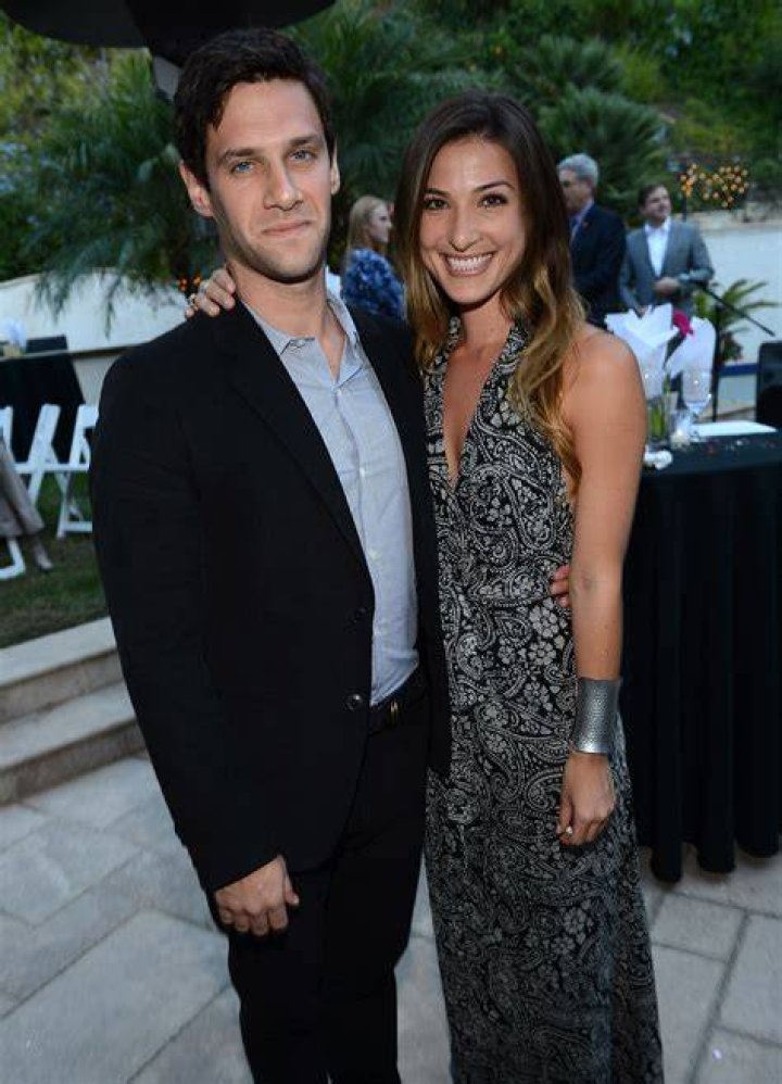 Justin Bartha and Lia Smith