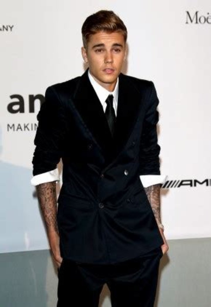Justin Bieber rolls sleeves up on Dolce & Gabbana suit.