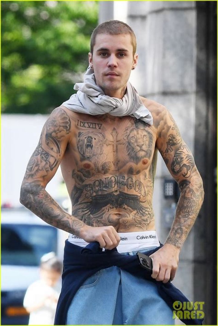 Justin Bieber shirtless