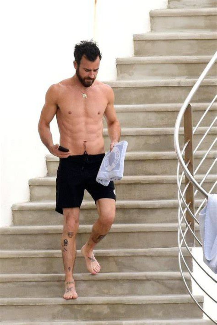 Justin Theroux shirtless body