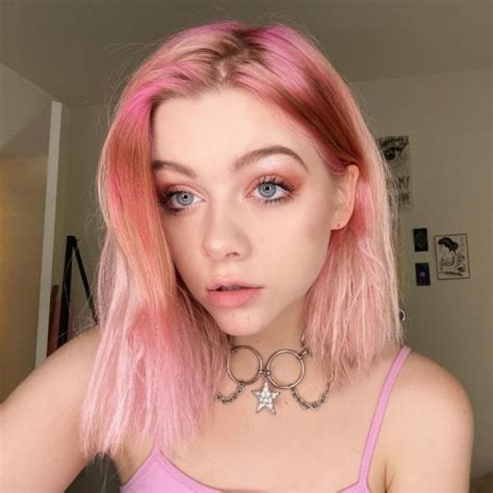 Justine Paradise clicking a selfie in Los Angeles, California in December 2019