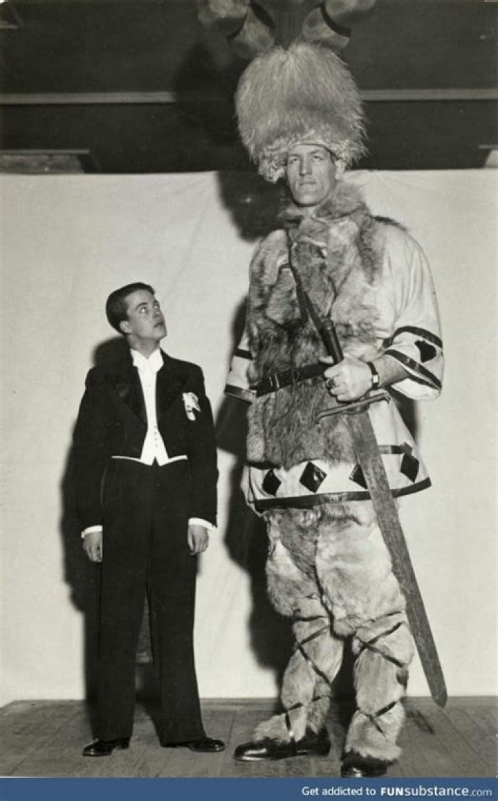 J&oacute;hann K P&eacute;tursson Seen With a Clown