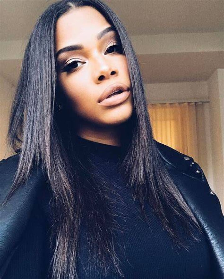 Kamie Crawford sharing her selfie in November 2021