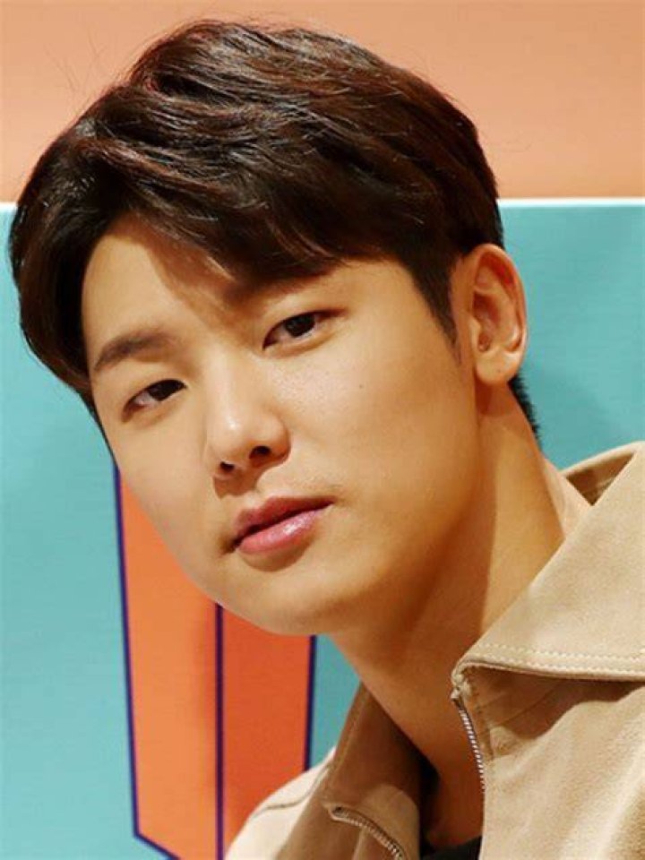 Kang Min-hyuk performing in Guangzhou in 2016