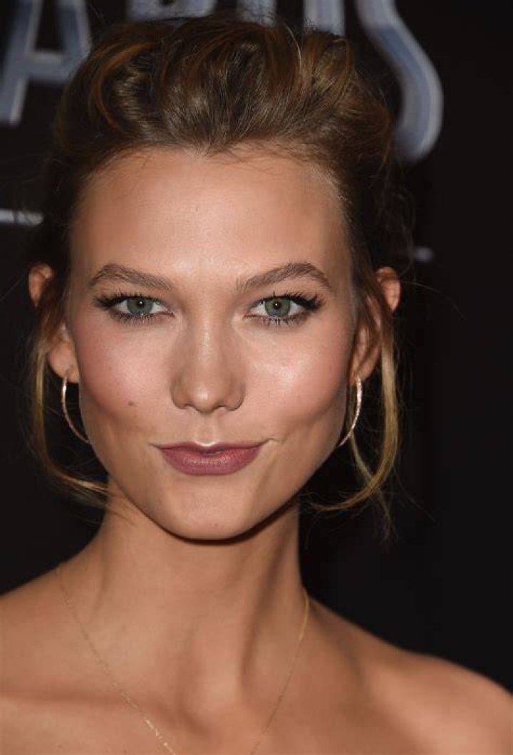 Karlie Kloss face closeup