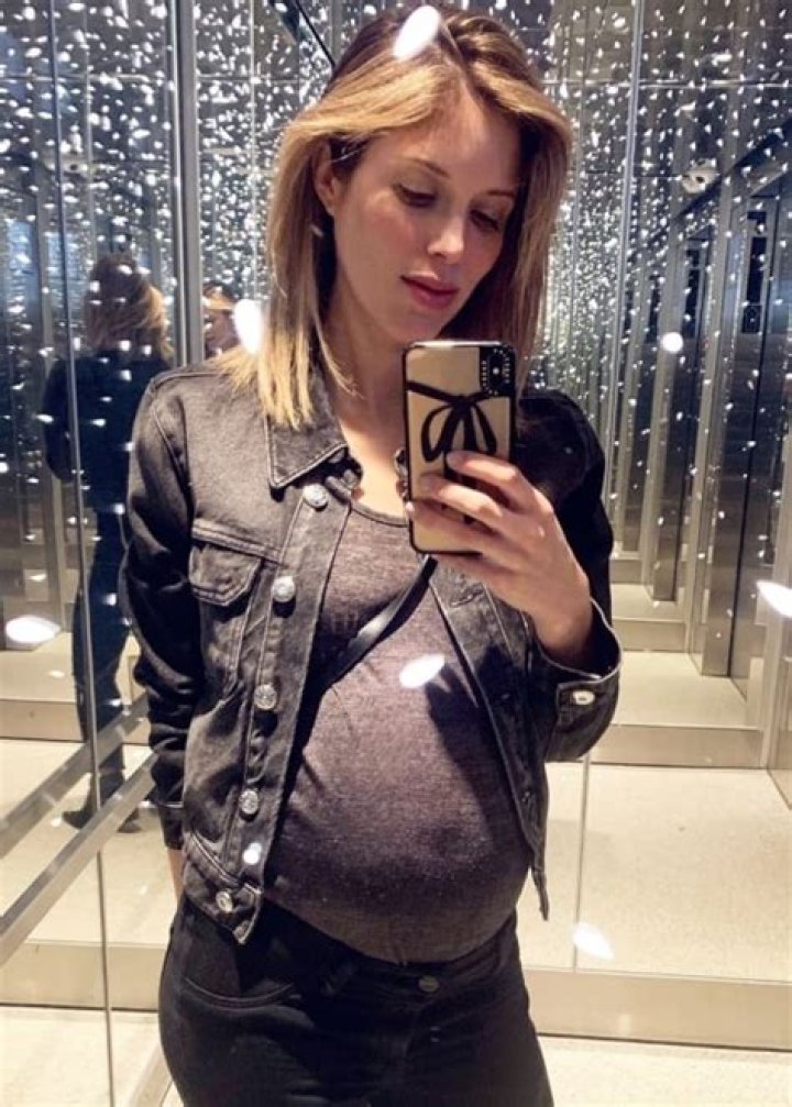 Kayla Ewell showing her baby bump in a selfie taken at West Hollywood, California in May 2019