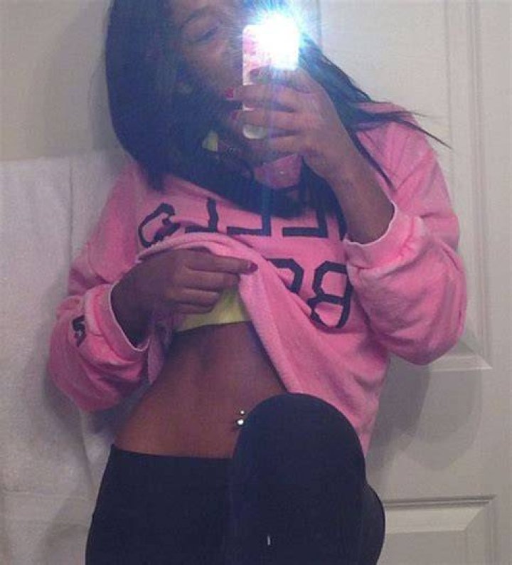 Keke Palmer showing her flat abs.