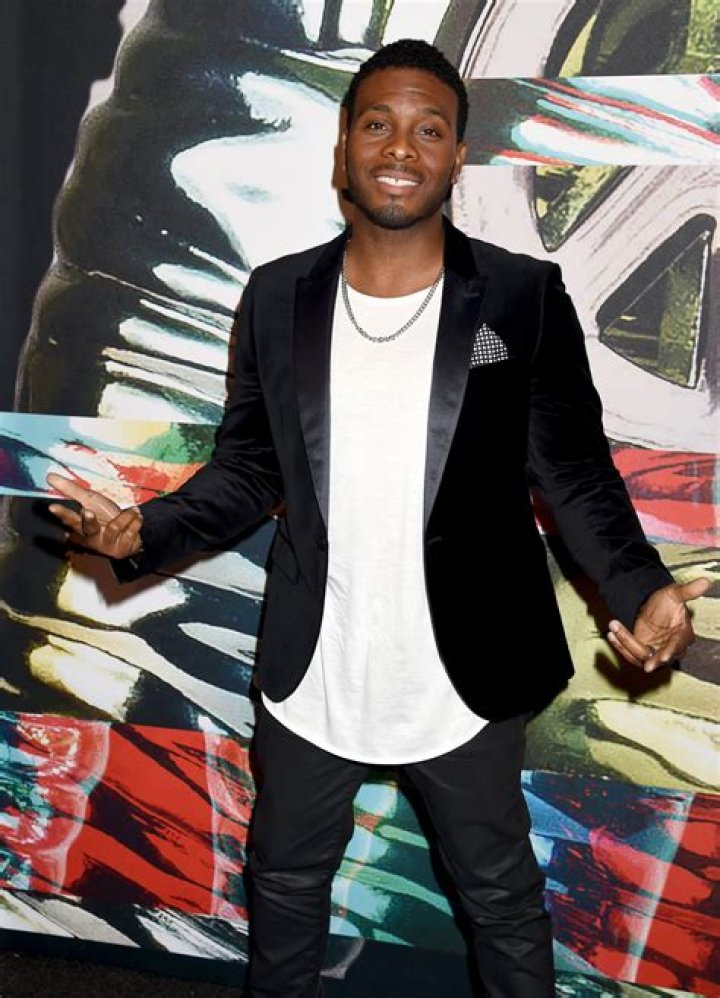 Kel Mitchell in a black silk shirt in March 2018
