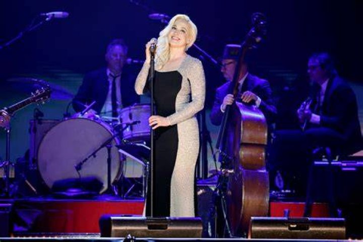 Kellie Pickler singing during an event held in June 2007