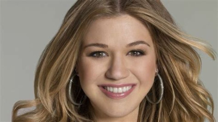 Kelly Clarkson smiling in a May 2018 picture