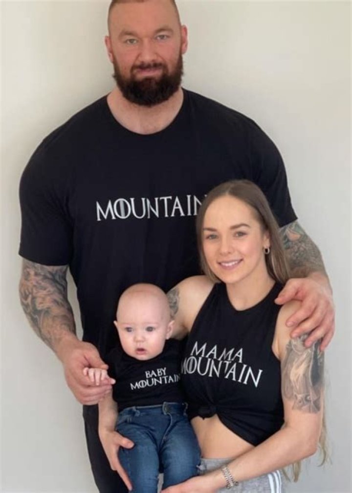 Kelsey Morgan Henson as seen in a picture with her husband Haf&thorn;&oacute;r J&uacute;l&iacute;us Bj&ouml;rnsson and their child Stormur Magni Haf&thorn;&oacute;rsson in March 2021