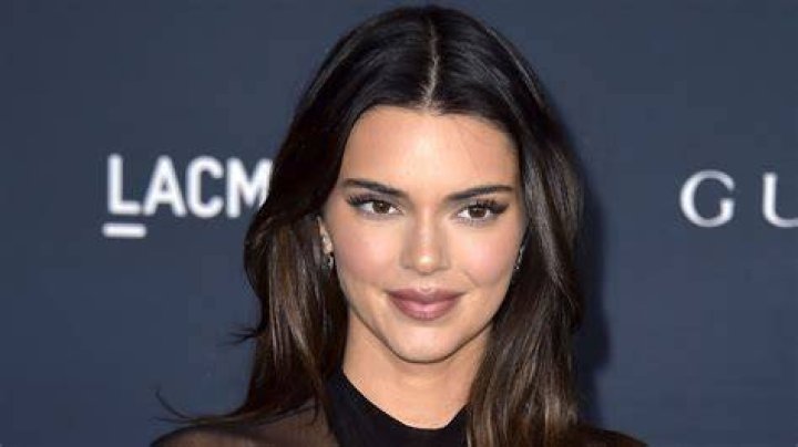 Kendall Jenner giving us serious ab envy in her all black gym gear