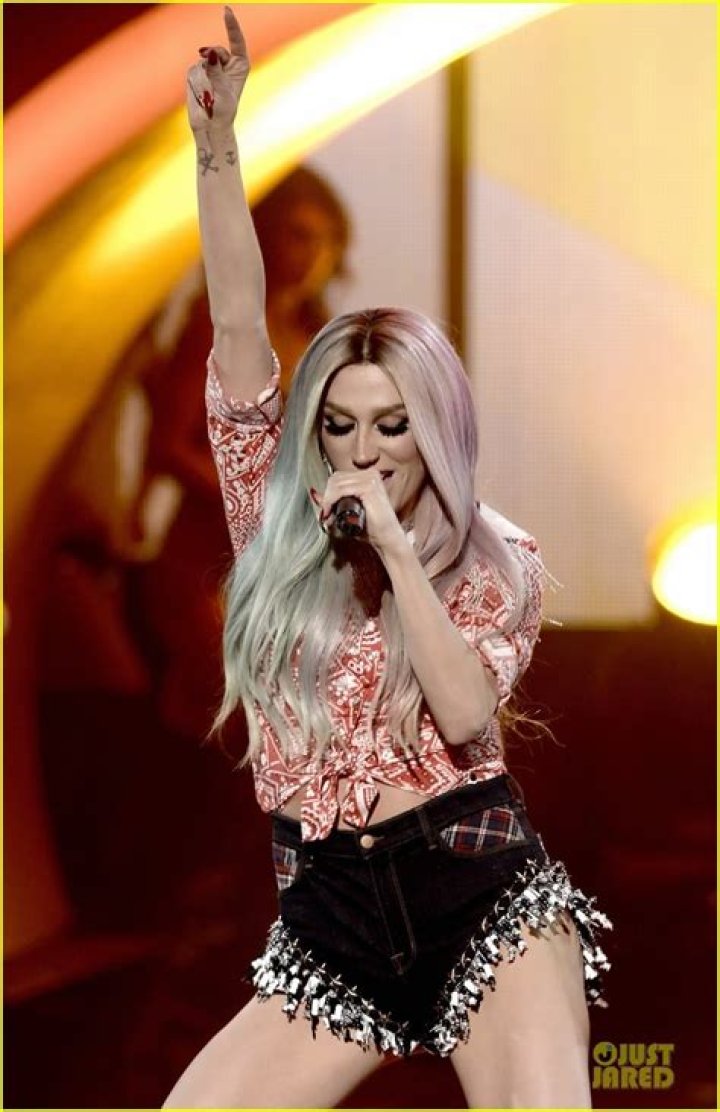 Kesha 2013 performing