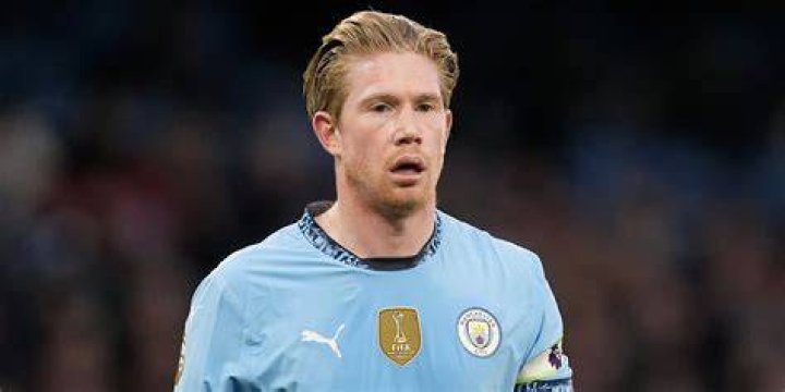 Kevin De Bruyne and Michèle Lacroix with their child in May 2018