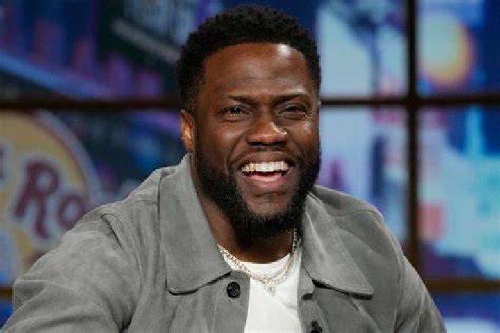 Kevin Hart enjoying his time with bikini girl