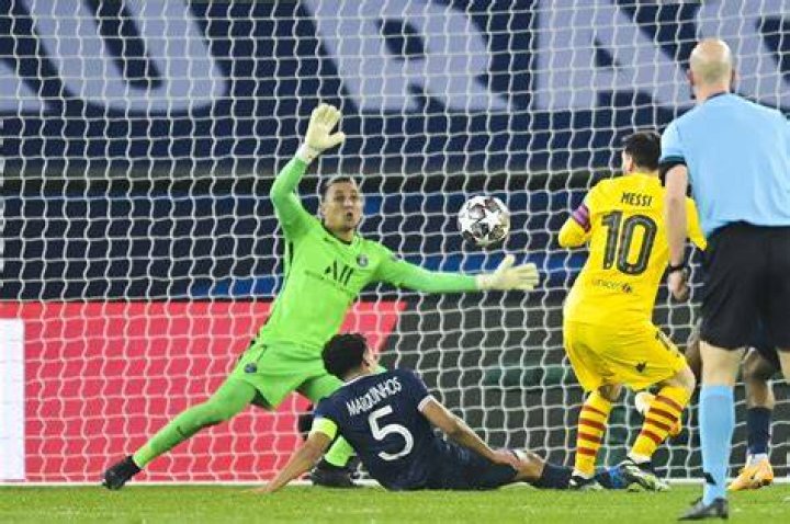 Keylor Navas defending the penalty shot by Atl&eacute;tico Madrid player Antoine Griezmann during a match between Real Madrid CF and Atletico Mardid on October 4, 2015 in Madrid, Spain