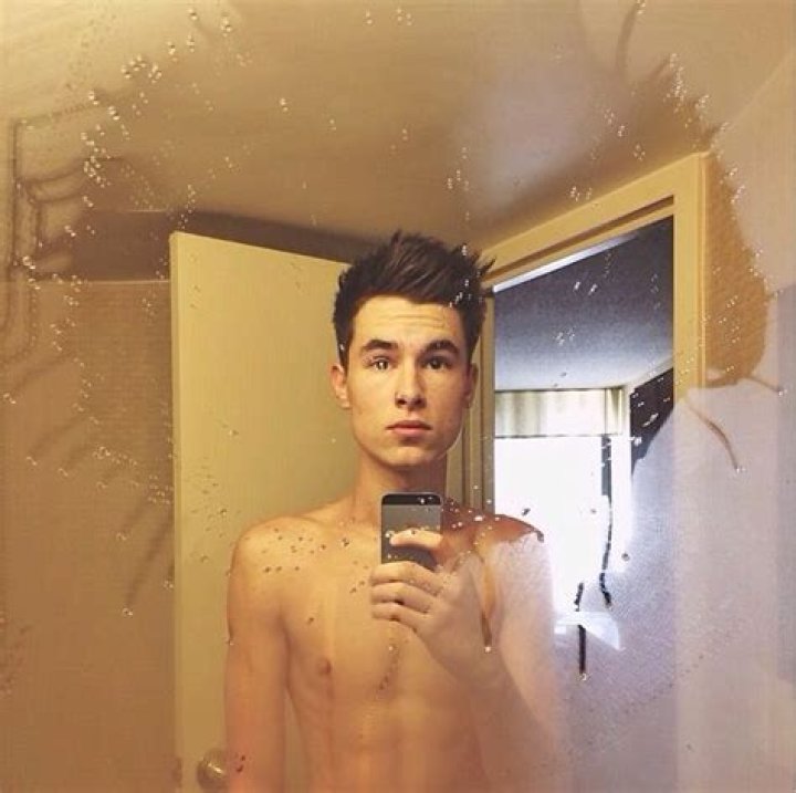 Kian Lawley shirtless in a picture shared on his social media account in 2016