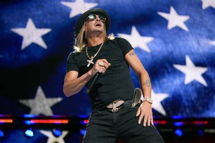 Kid Rock performing at USO Holiday Show in December 2007