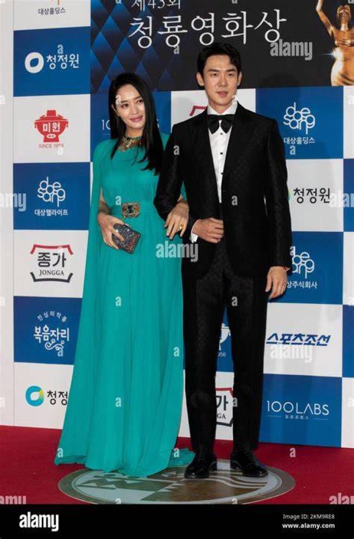 Kim Hye-soo with Yoo Jun-sang at the 34th Blue Dragon Film Awards in 2013