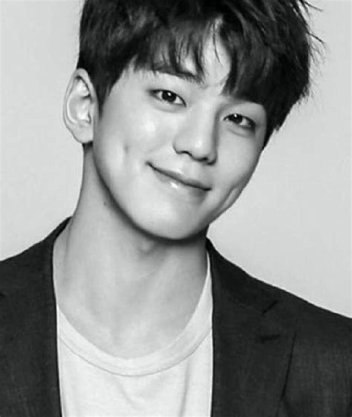 Kim Min-kyu as seen while smiling for the camera at the 2018 MBC Drama Awards Red Carpet