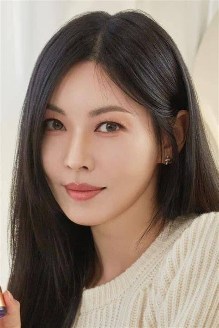 Kim So-yeon (Right) as seen while taking a selfie in April 2019
