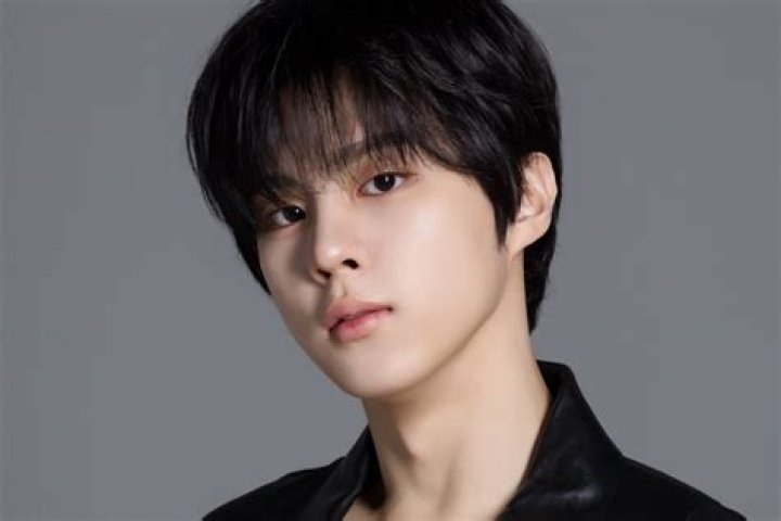 Kim Woo-seok as seen in a mirror selfie in June 2020