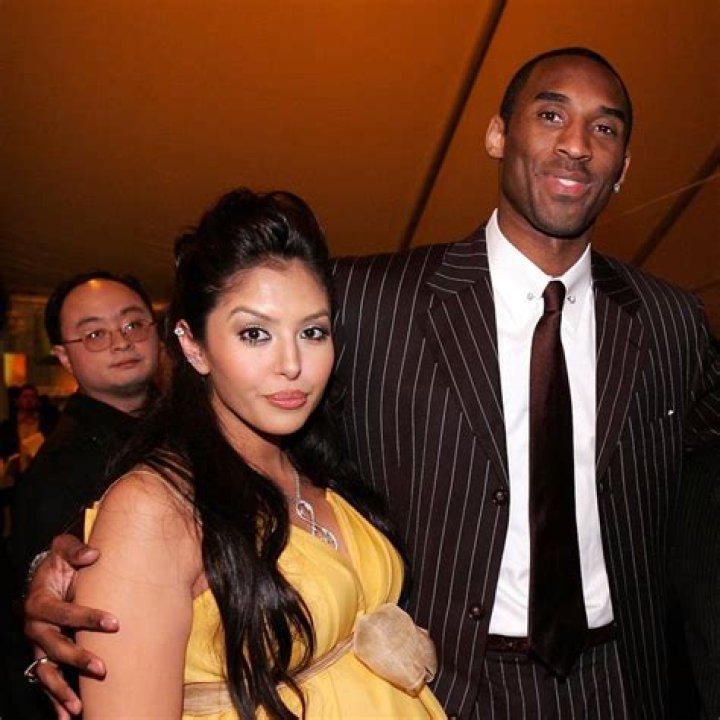 Kobe Bryant with wife Vanessa Laine Bryant holding Oscar award in 2018